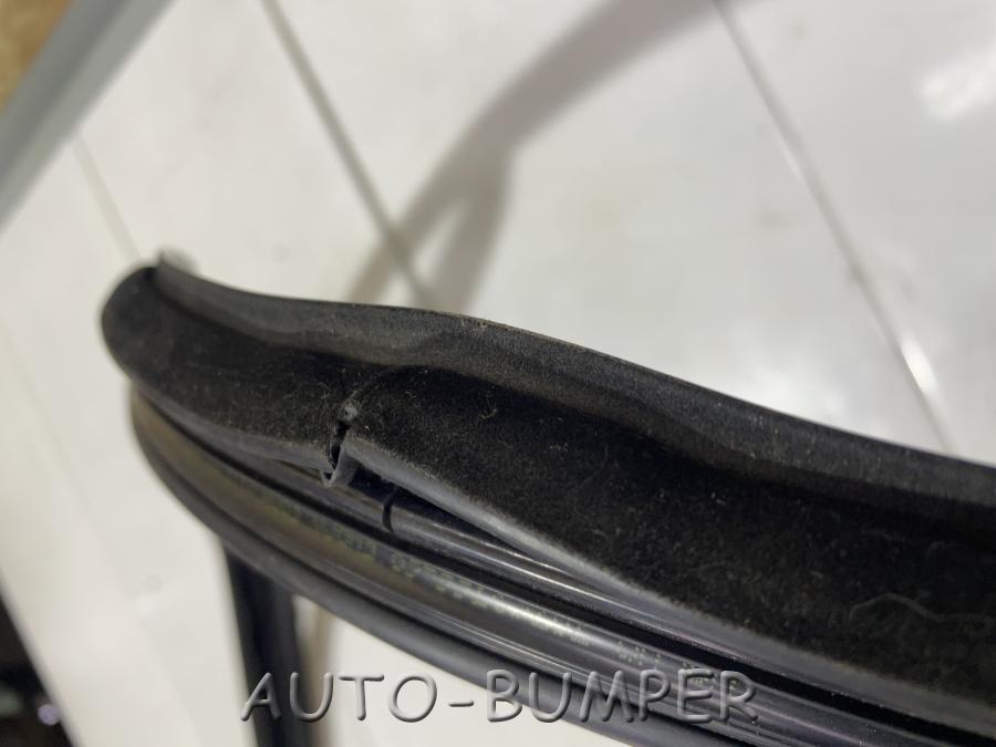 Volvo XC60 2010- Уплотнитель стекла двери передней правой 31479777, 30762366, 31352213